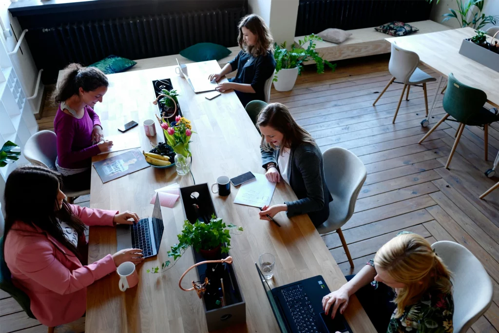 Personnes en réunions sur un bureau vue de haut